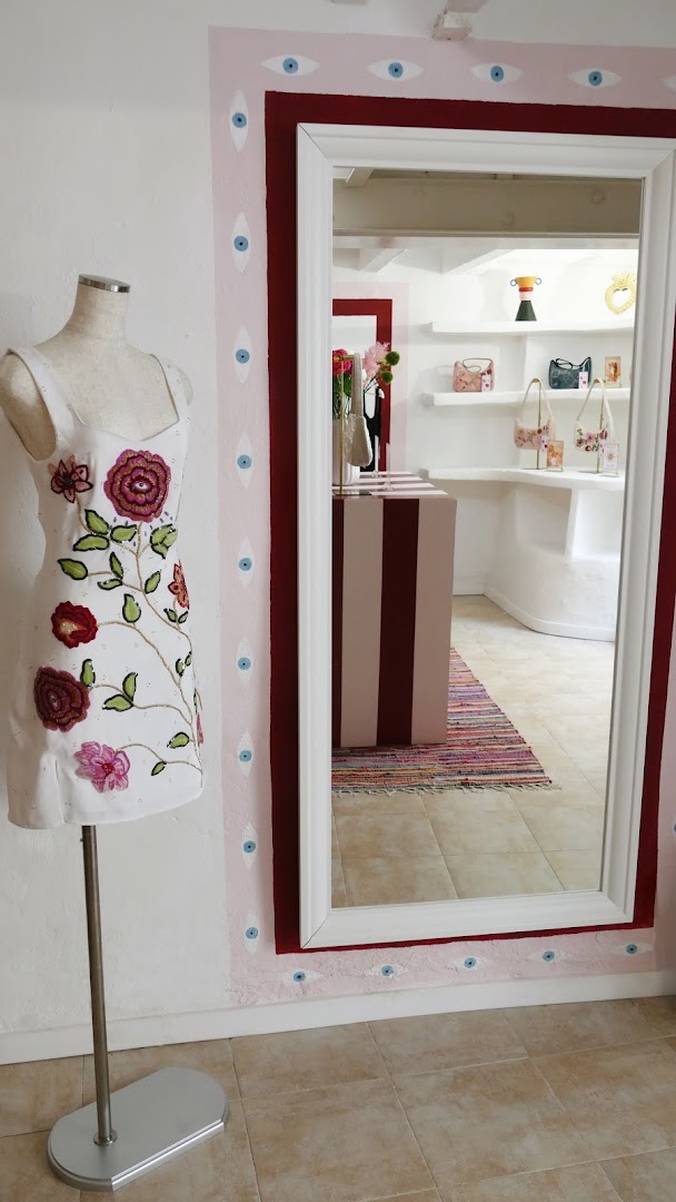Laura Slings: clear shop interior and products