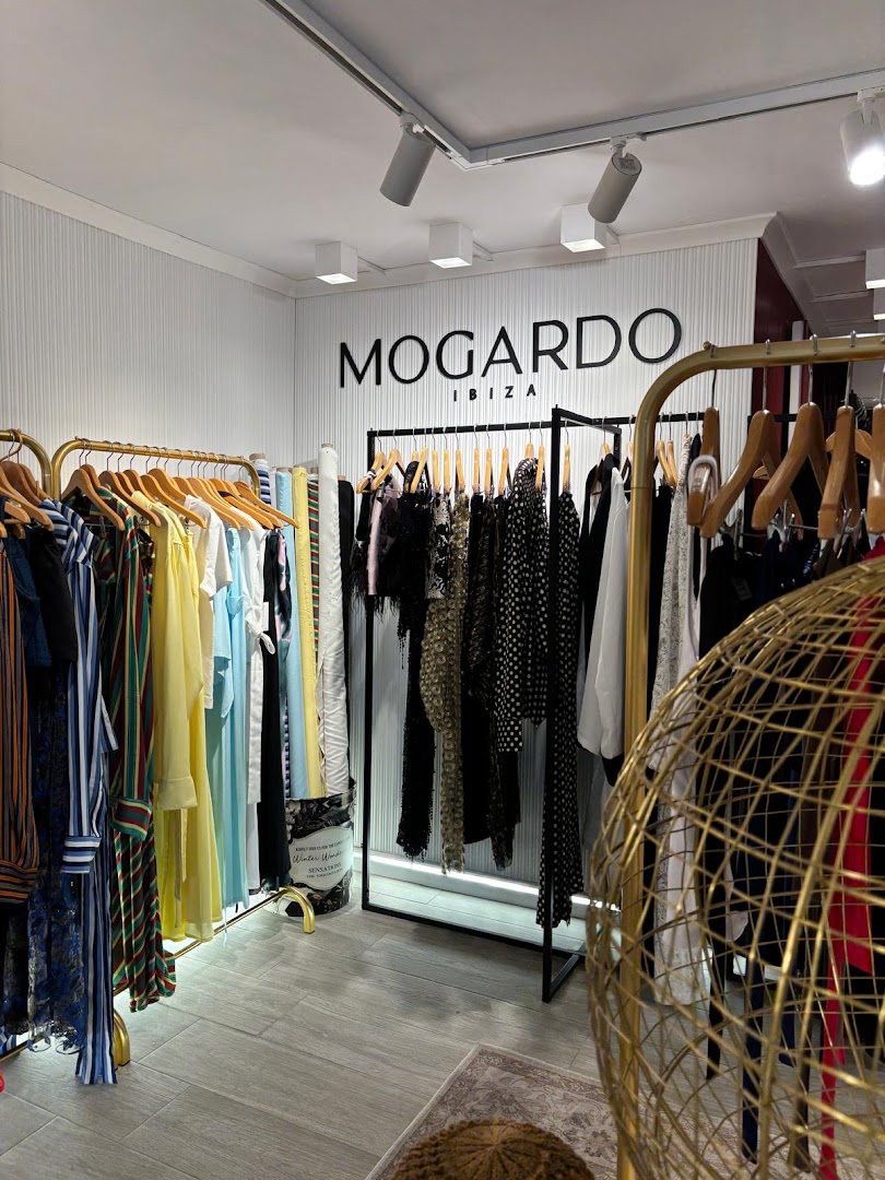 MOGARDO: clear, professional shop interior photo