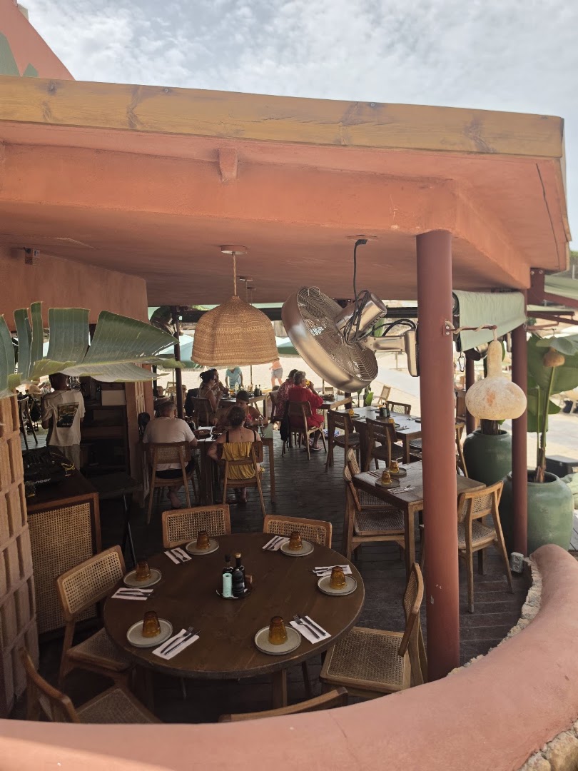Pomelo Playa: inviting restaurant terrace atmosphere
