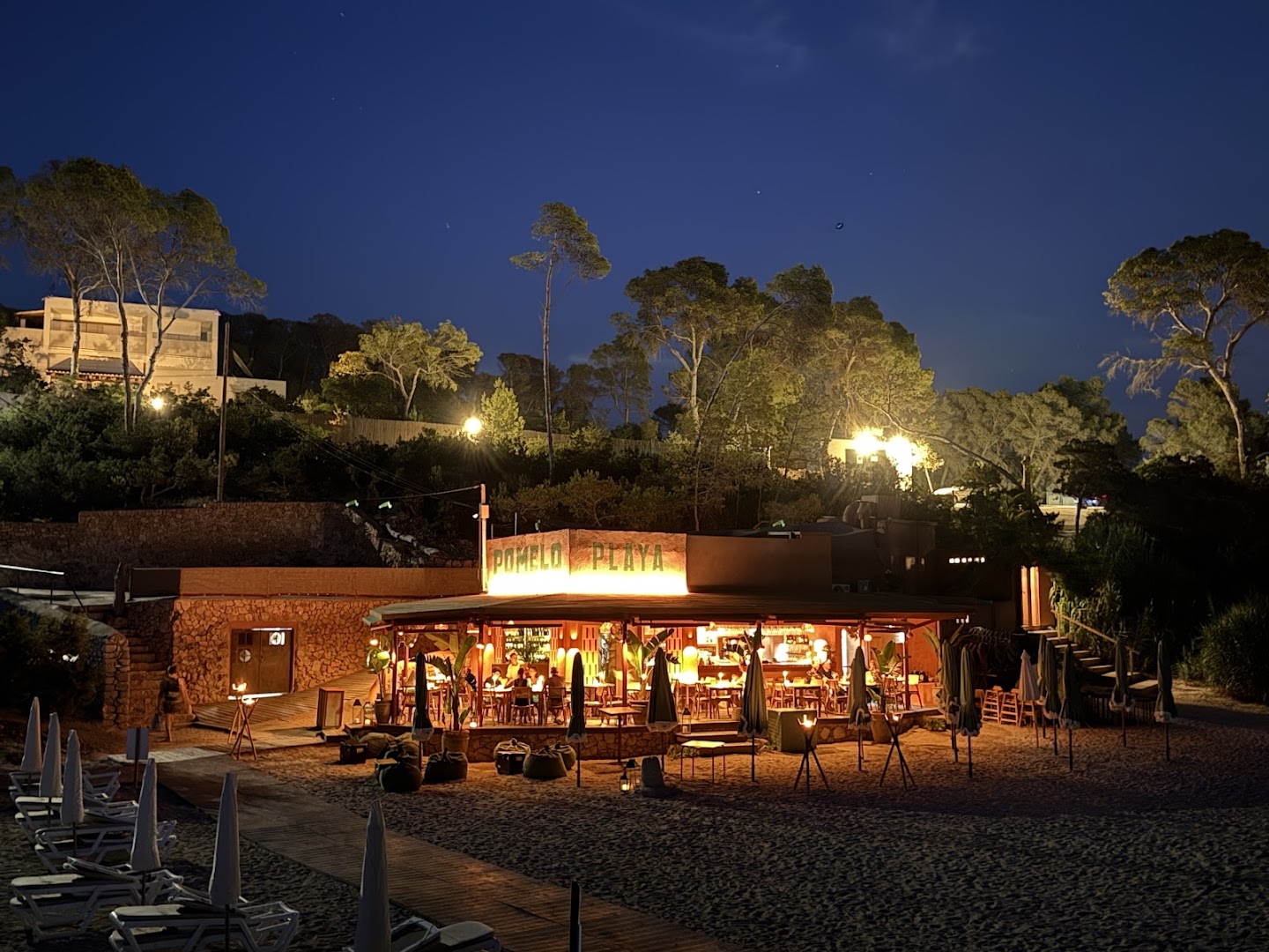Pomelo Playa: beautiful night shot of venue