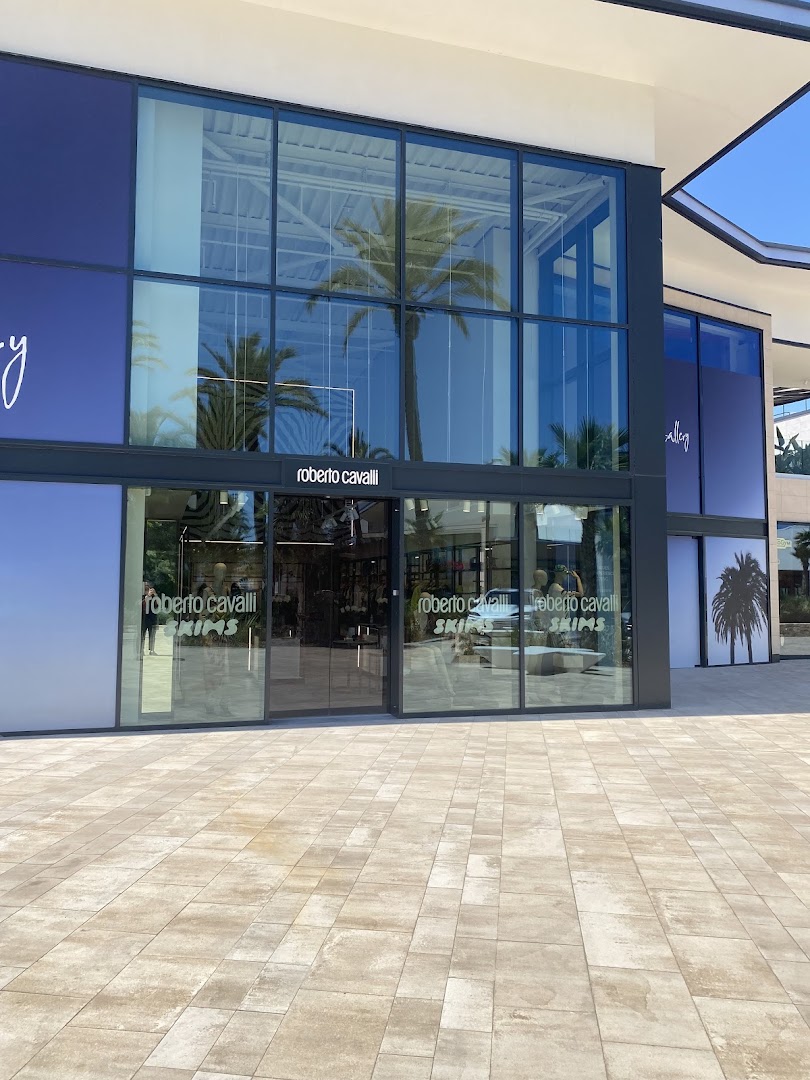 Roberto Cavalli: clear storefront photo of shop