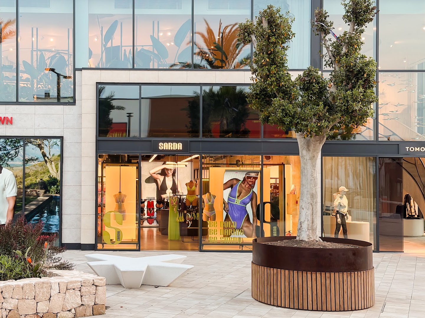 SARDA Ibiza: clear storefront view of shop