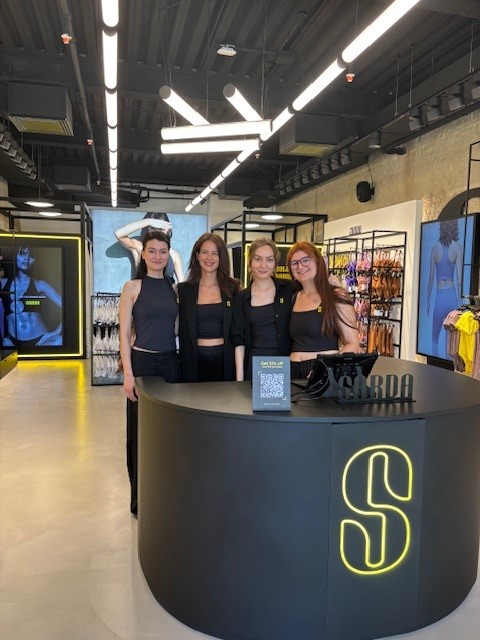 SARDA Ibiza: professional staff photo in shop