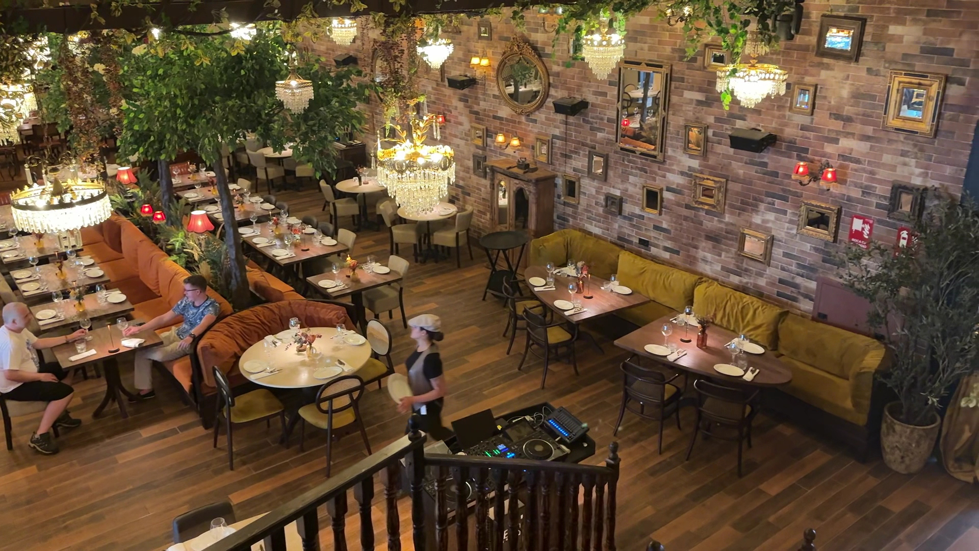 The Amorous Project: high quality interior atmosphere shot