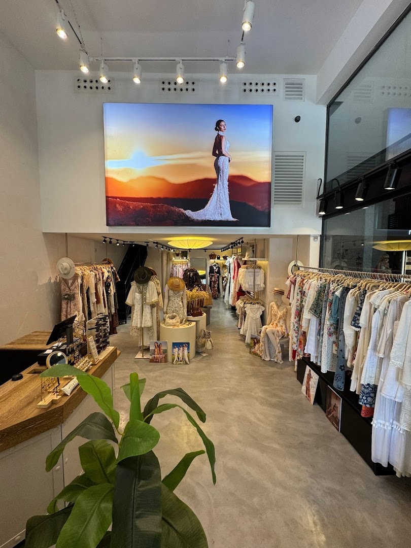 Virginia Vald Concept Store: clear, professional shop interior view