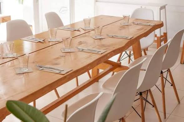 Yenuina: clean and inviting dining space