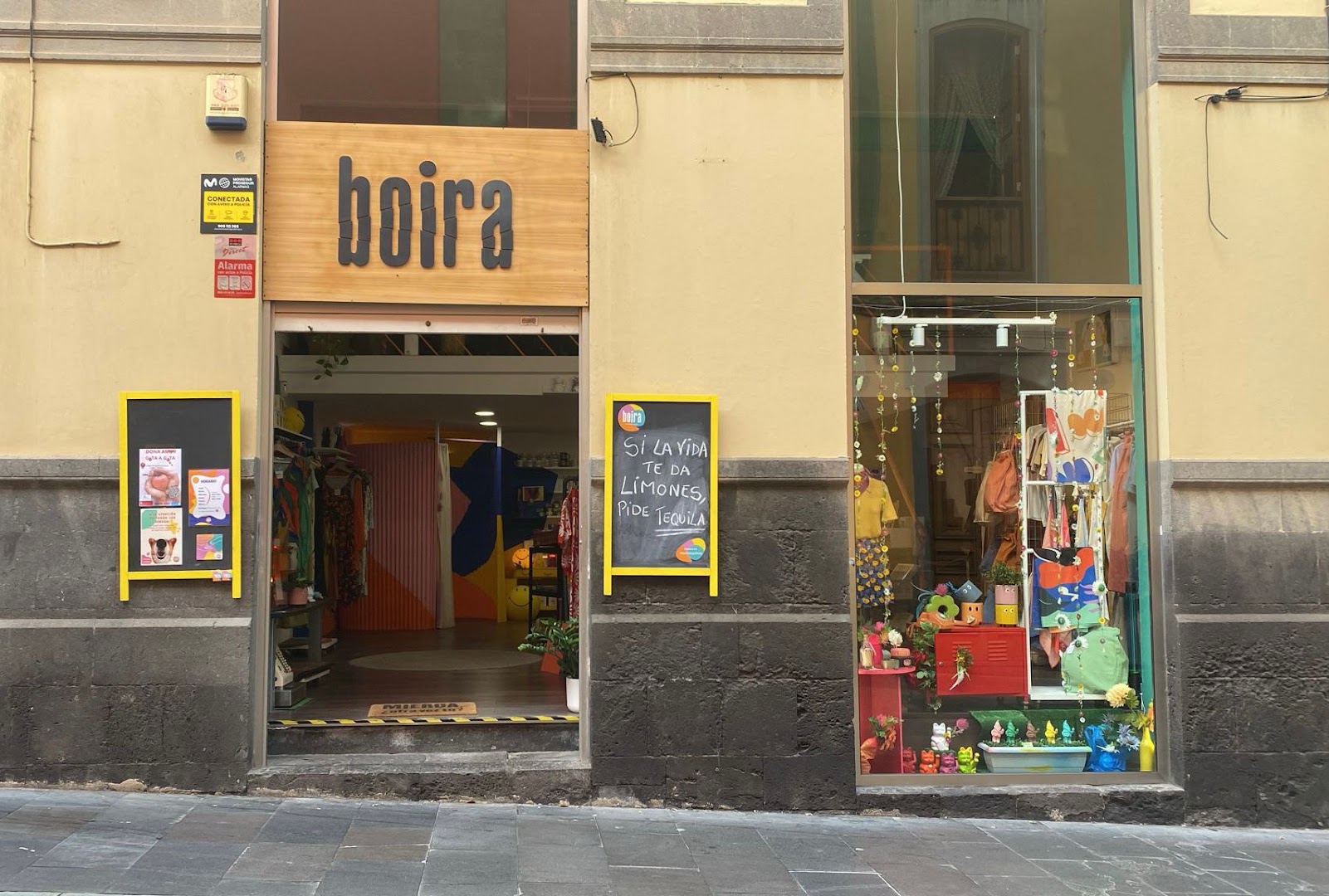 Boira: clear storefront photo showing shop