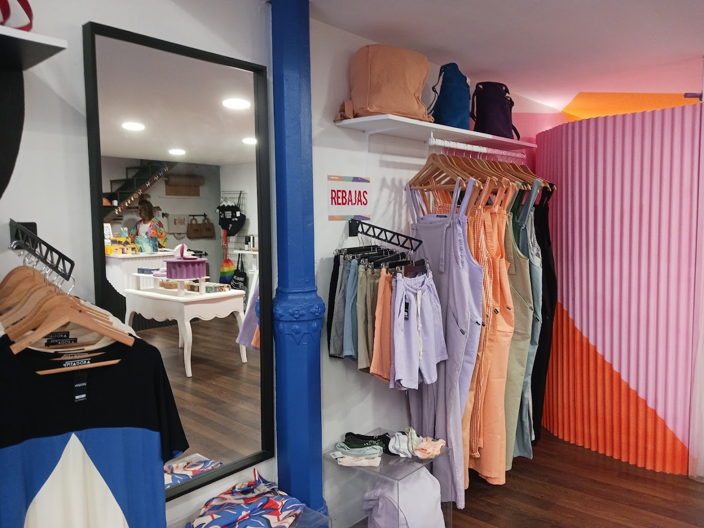 Boira: clear display of shop interior