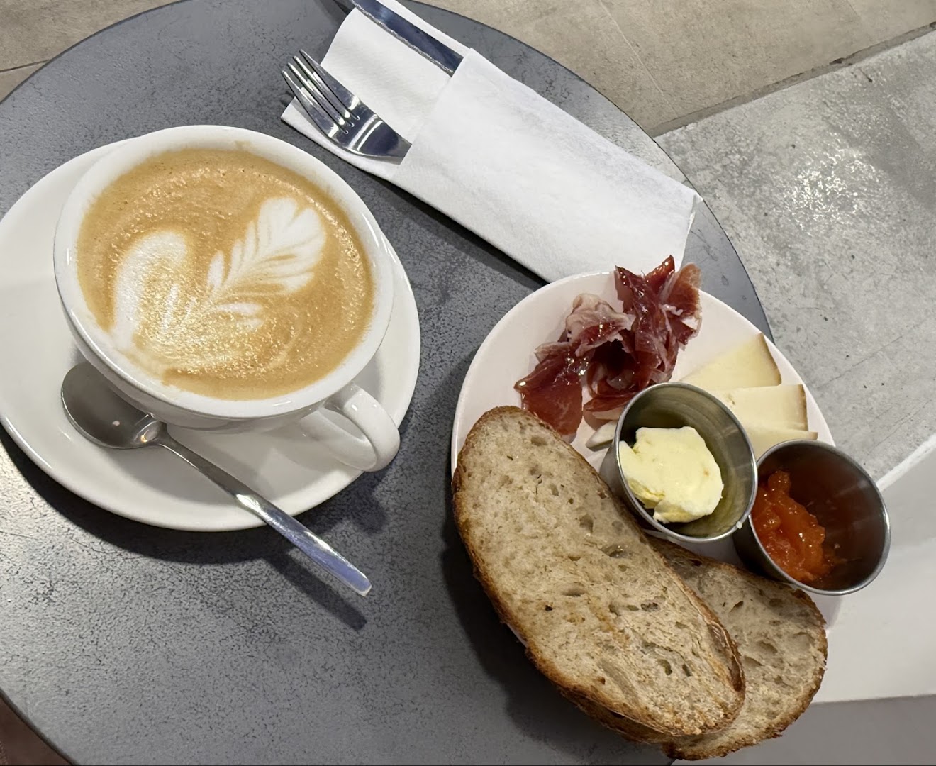 Espabila Coffee: appetizing breakfast food and coffee