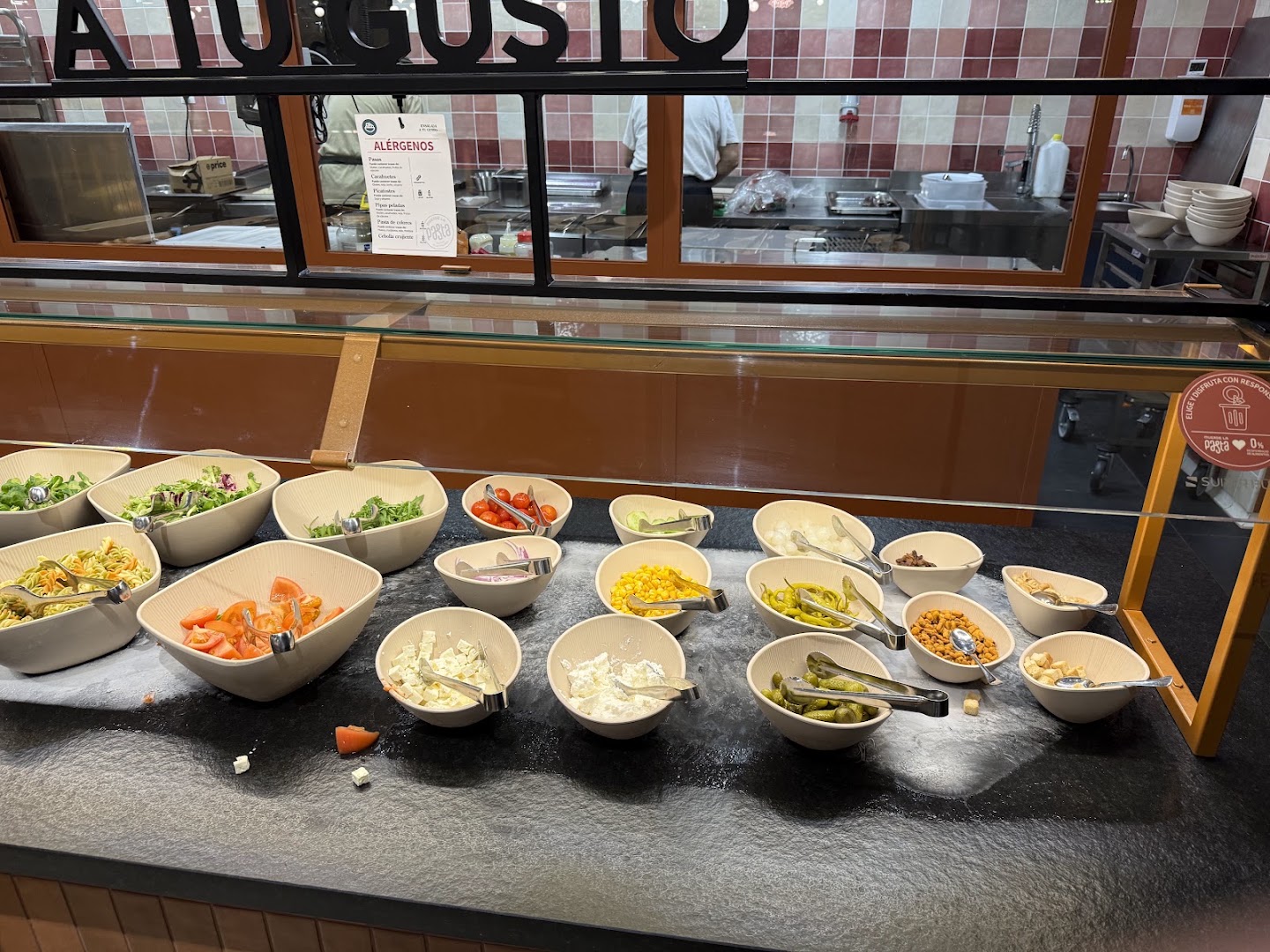 Muerde la Pasta: clear photo of salad bar
