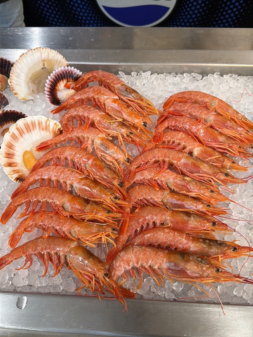 Ultramarinos Machete: appetizing display of fresh seafood
