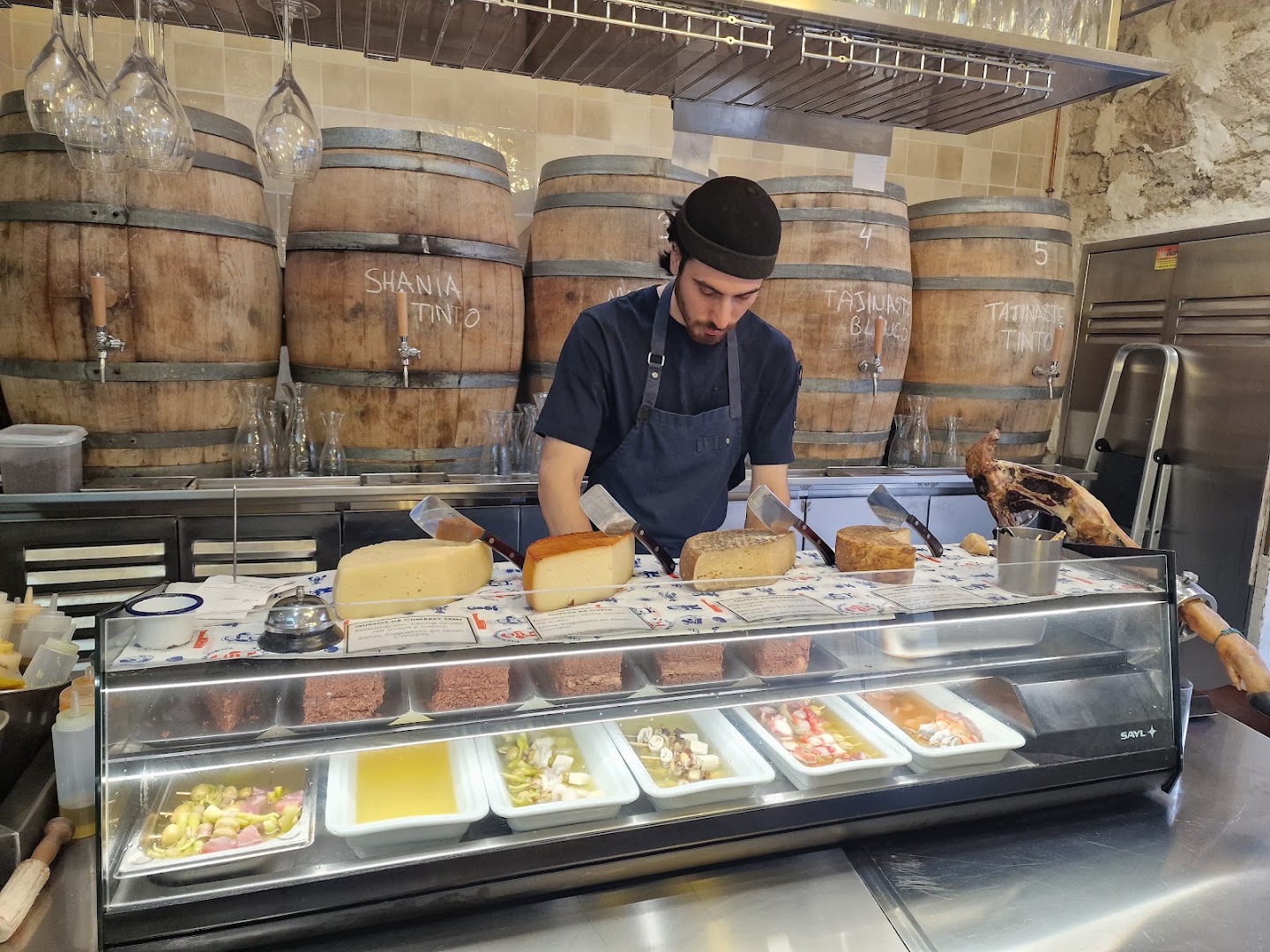 Ultramarinos Machete: professional shot of staff and food