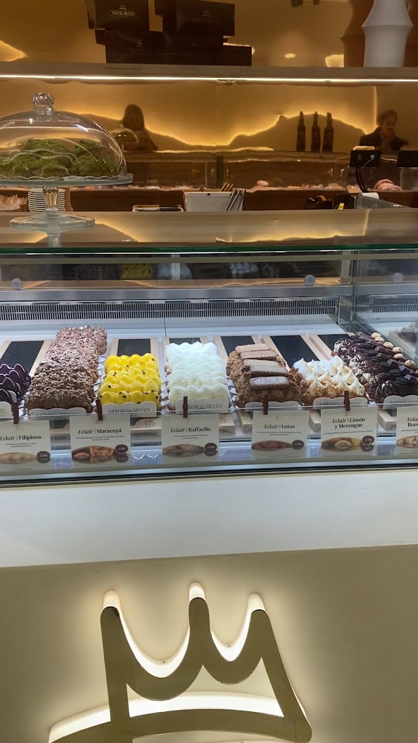 Yeray Reyes Mercado Central: appetizing display of fresh pastries