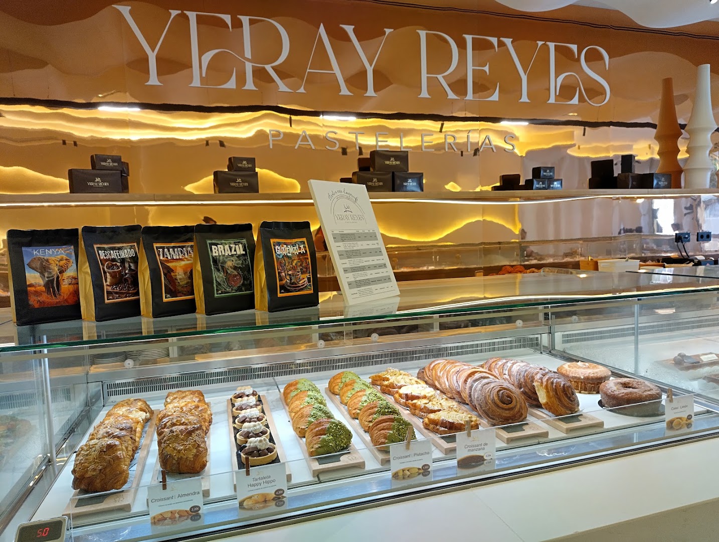 Yeray Reyes Mercado Central: appetizing display of fresh pastries