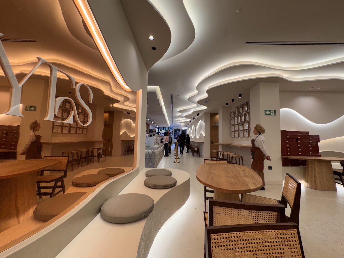 Yeray Reyes Mercado Central: high quality interior atmosphere shot