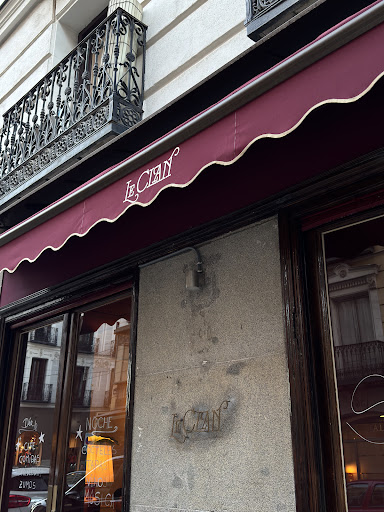 Le Clan: clear exterior shot of venue