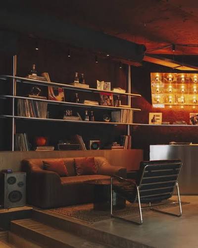 Snake Bar: atmospheric and high quality interior