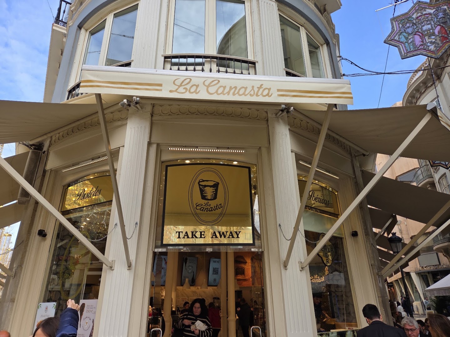 La Canasta, Larios: clear photo of venue exterior