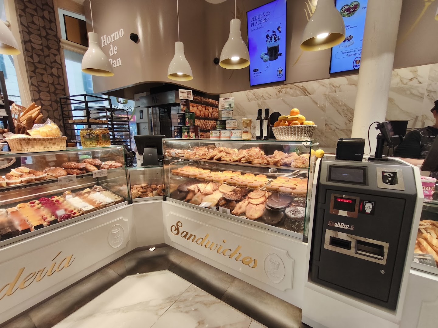 La Canasta, Larios: clear display of fresh products