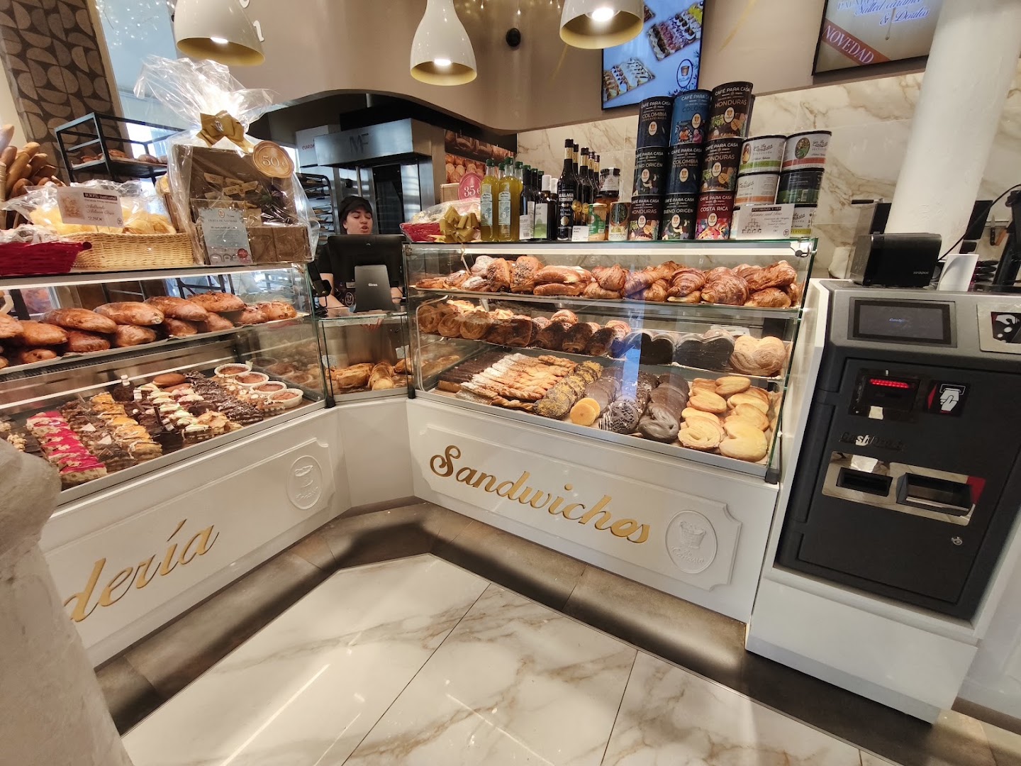La Canasta, Larios: clear display of fresh products