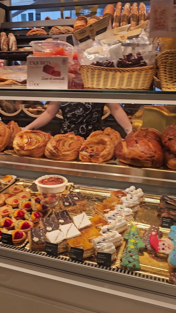 La Canasta, Larios: appetizing display of fresh pastries