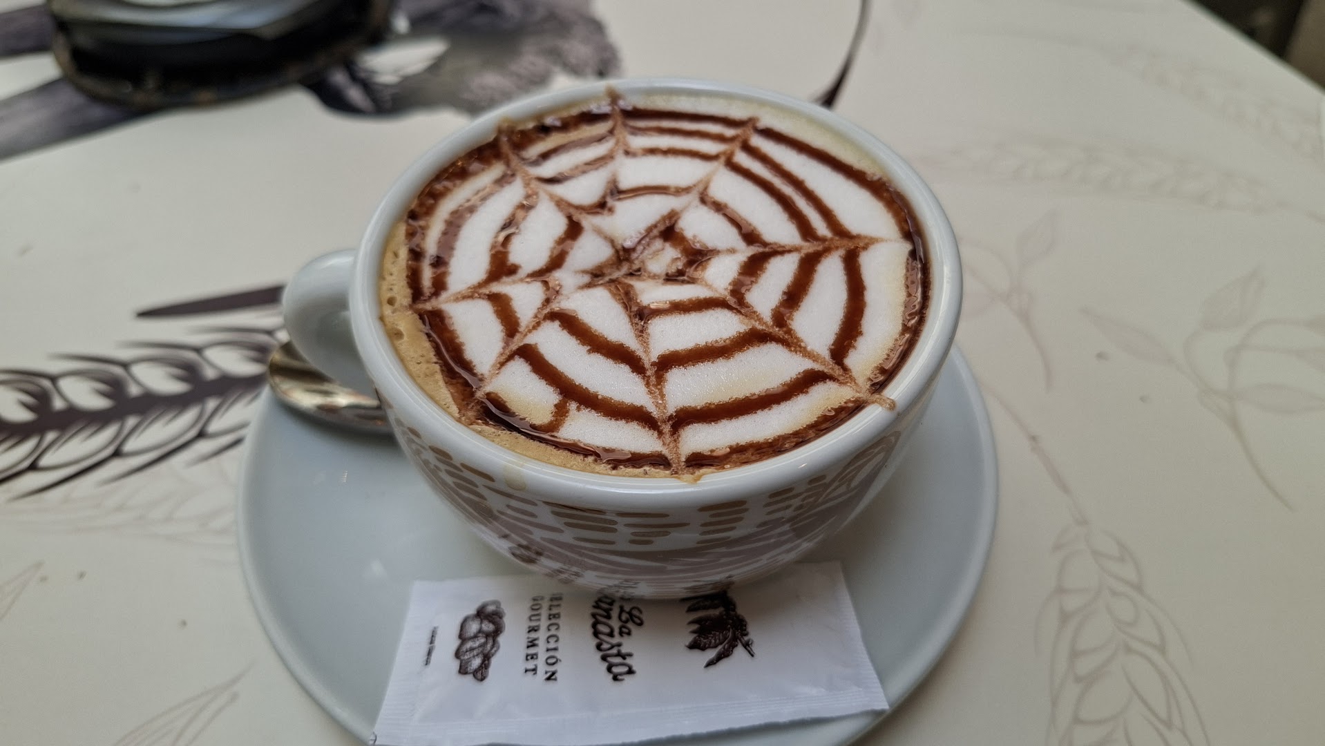 La Canasta, Larios: appetizing photo of coffee art