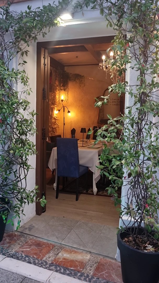 Cicchetto Venexiano: inviting and atmospheric restaurant entrance