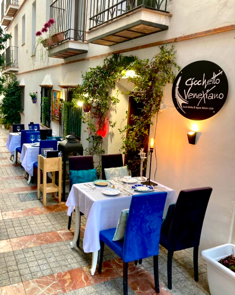Cicchetto Venexiano: inviting and professional restaurant terrace