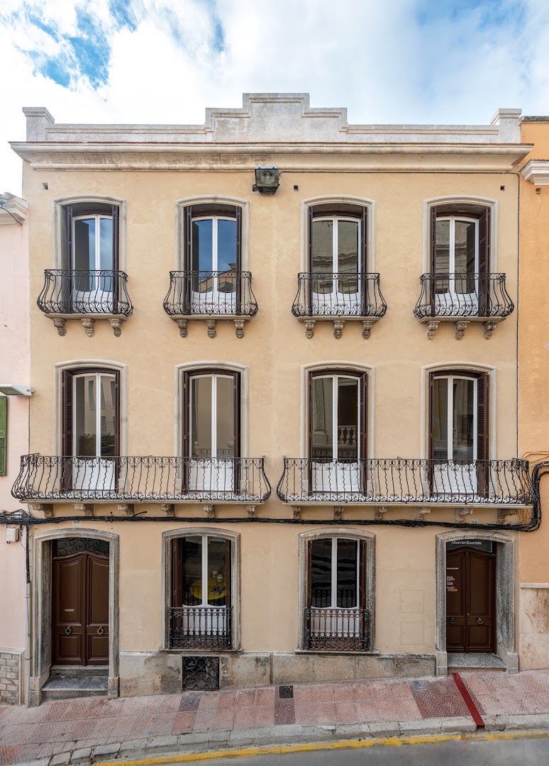 Albarrán Bourdais: professional exterior shot of gallery