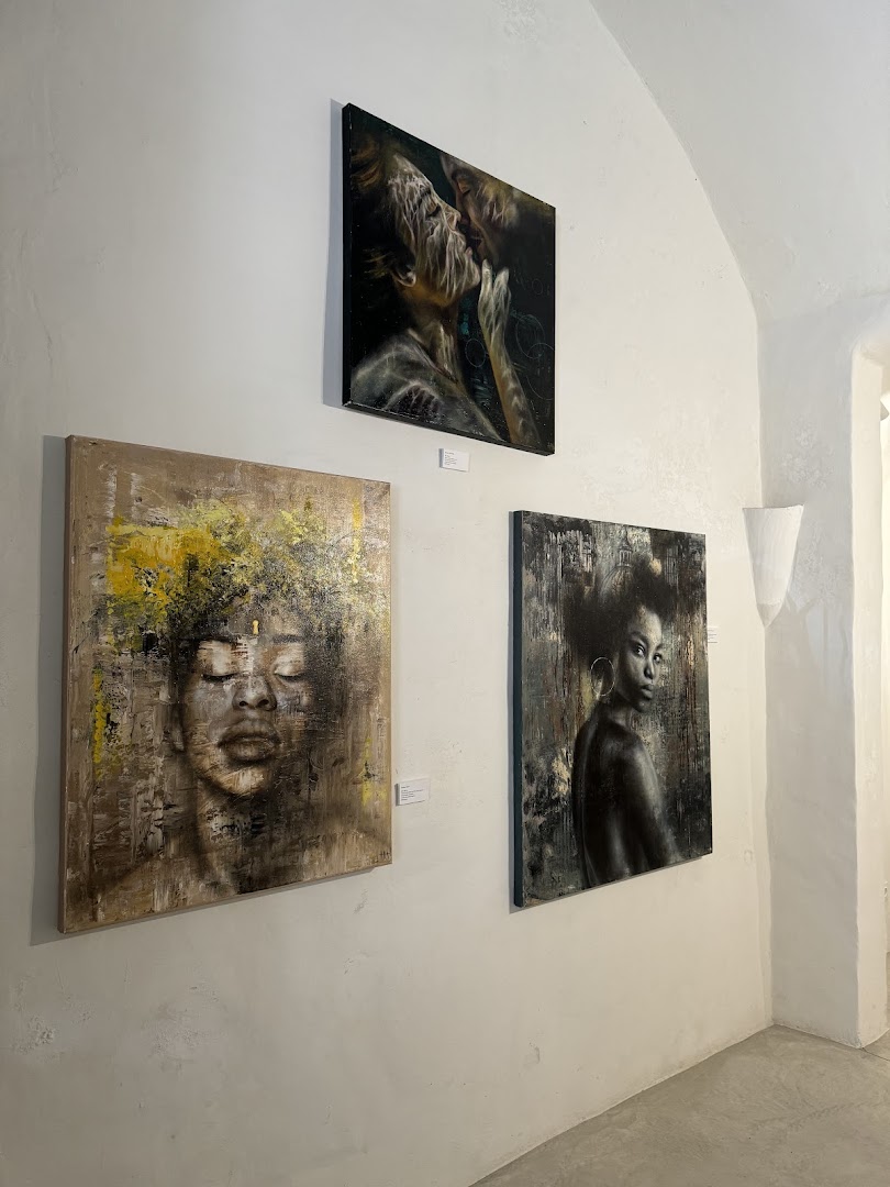 Ensō Art Gallery: clear display of gallery artwork