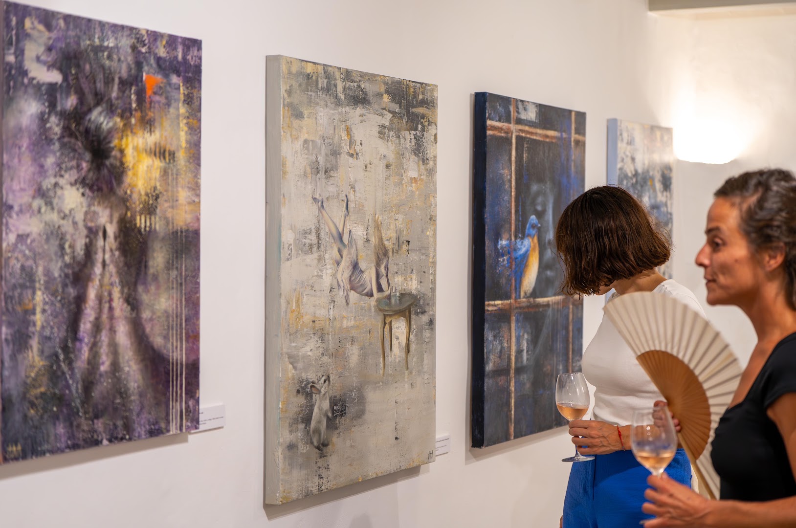 Ensō Art Gallery: visitors enjoying the exhibition