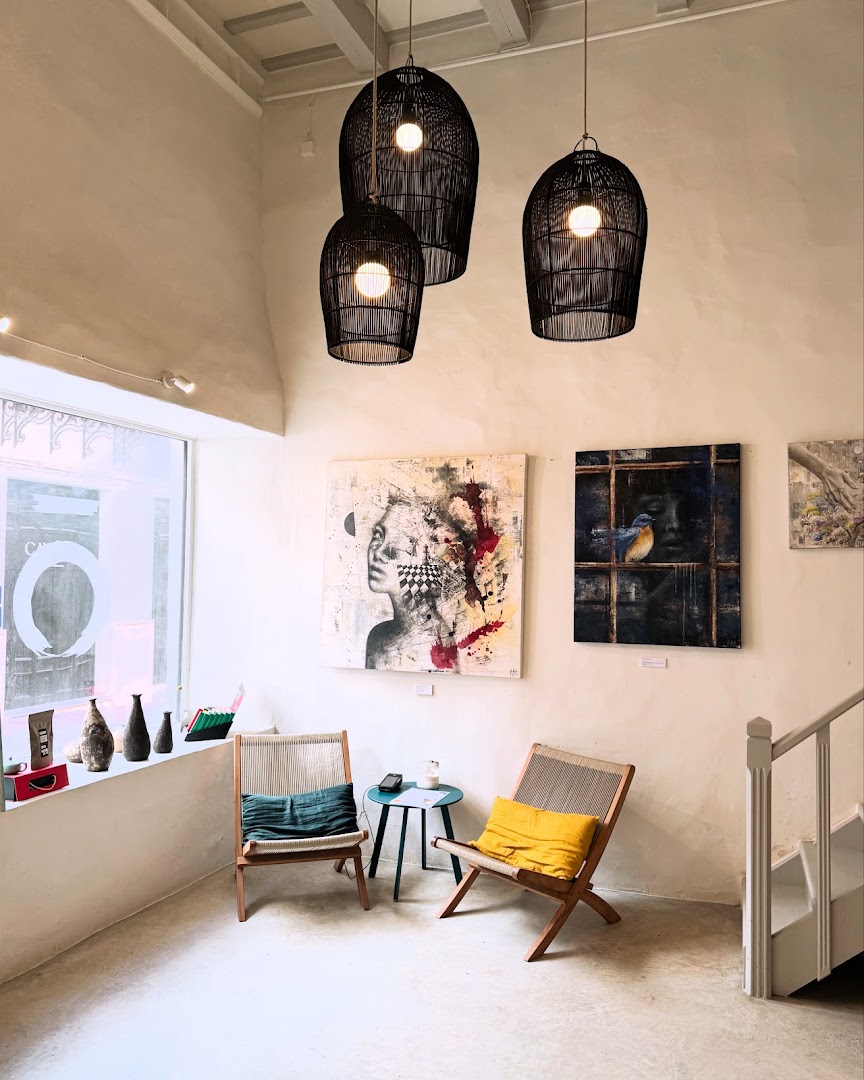 Ensō Art Gallery: inviting gallery interior and art