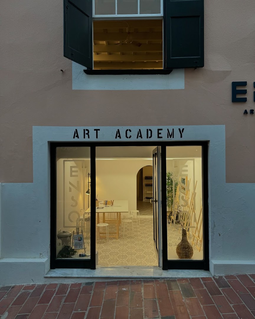 Ensō Art Gallery: clear, inviting view of gallery