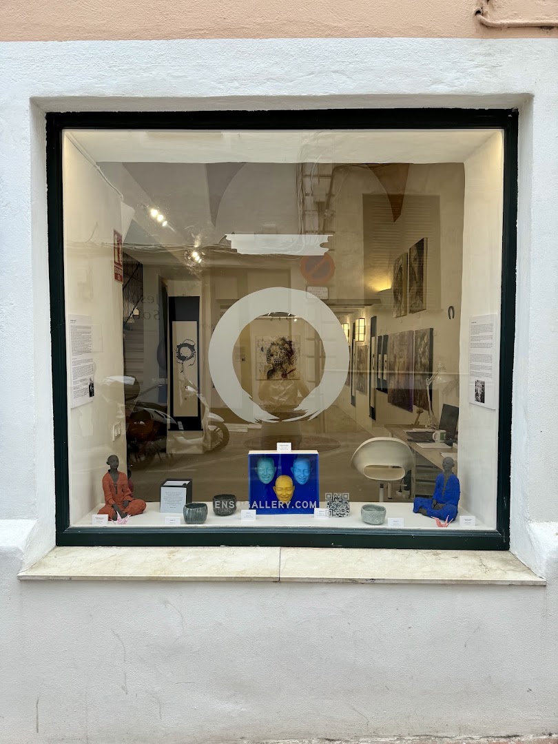 Ensō Art Gallery: clear view of gallery interior