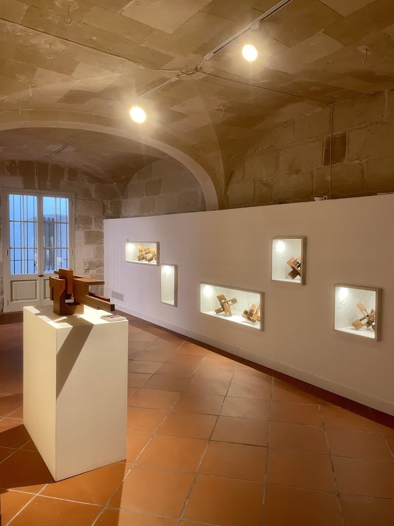 Galería de las Misiones: clear view of gallery exhibition