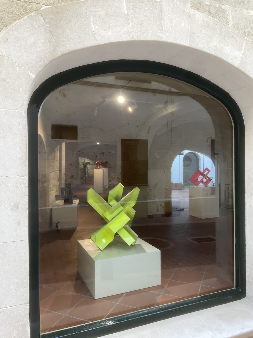 Galería de las Misiones: clear view of gallery exhibition