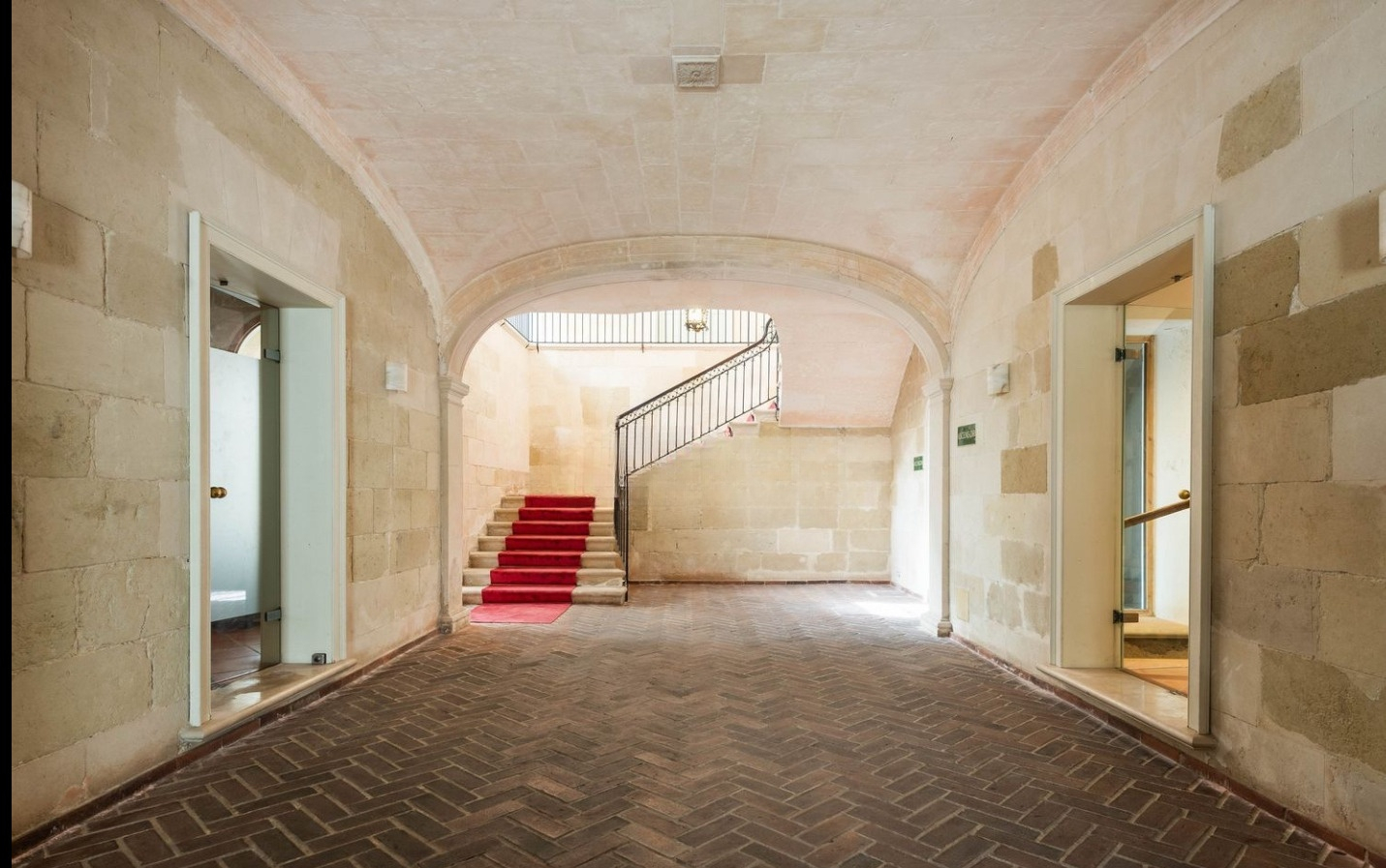 Galería de las Misiones: professional interior shot of venue