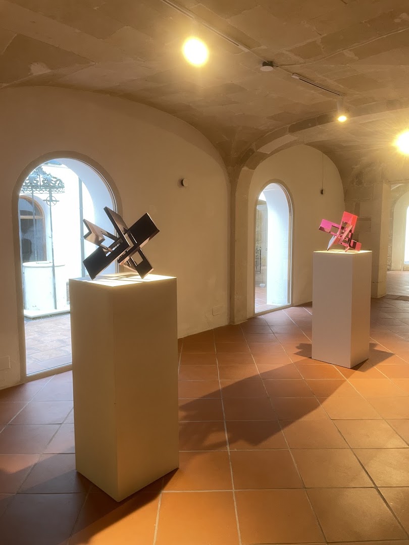 Galería de las Misiones: clear photo of gallery exhibition