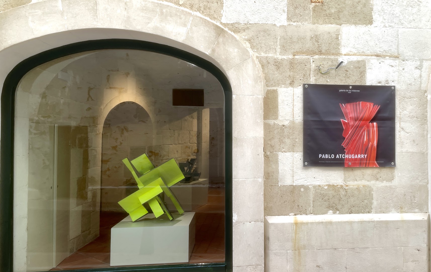Galería de las Misiones: clear view of gallery exhibition