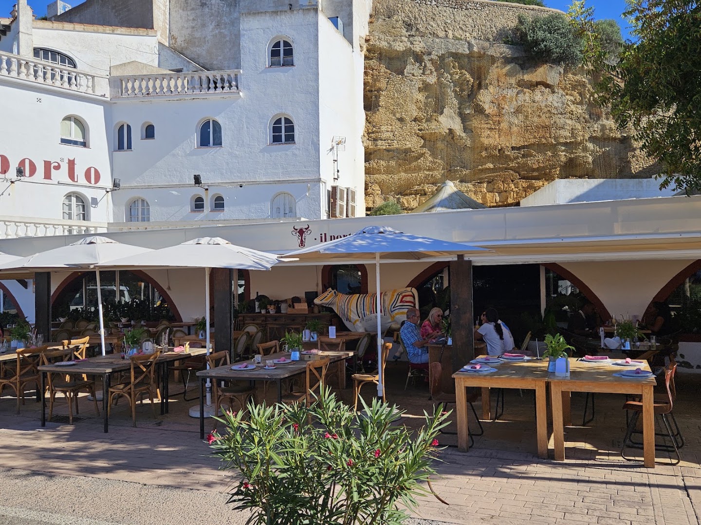 Il Porto: clear, inviting shot of restaurant exterior