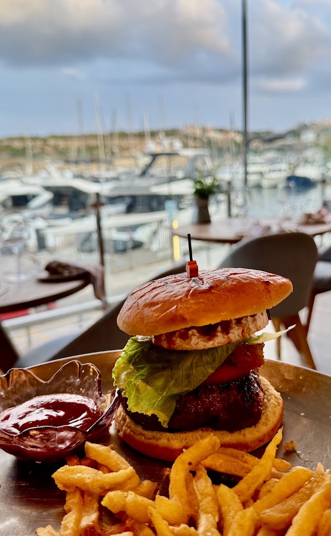 Il Porto: appetizing food with scenic background