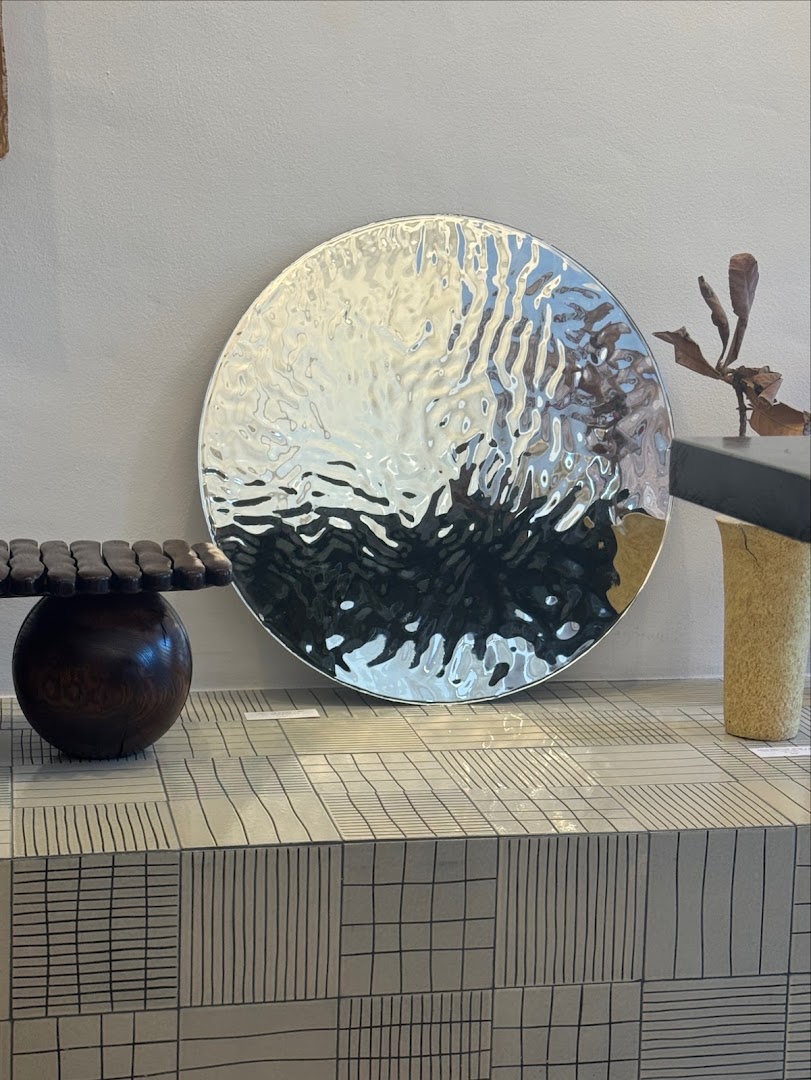 Tabouret: high quality gallery exhibition photo