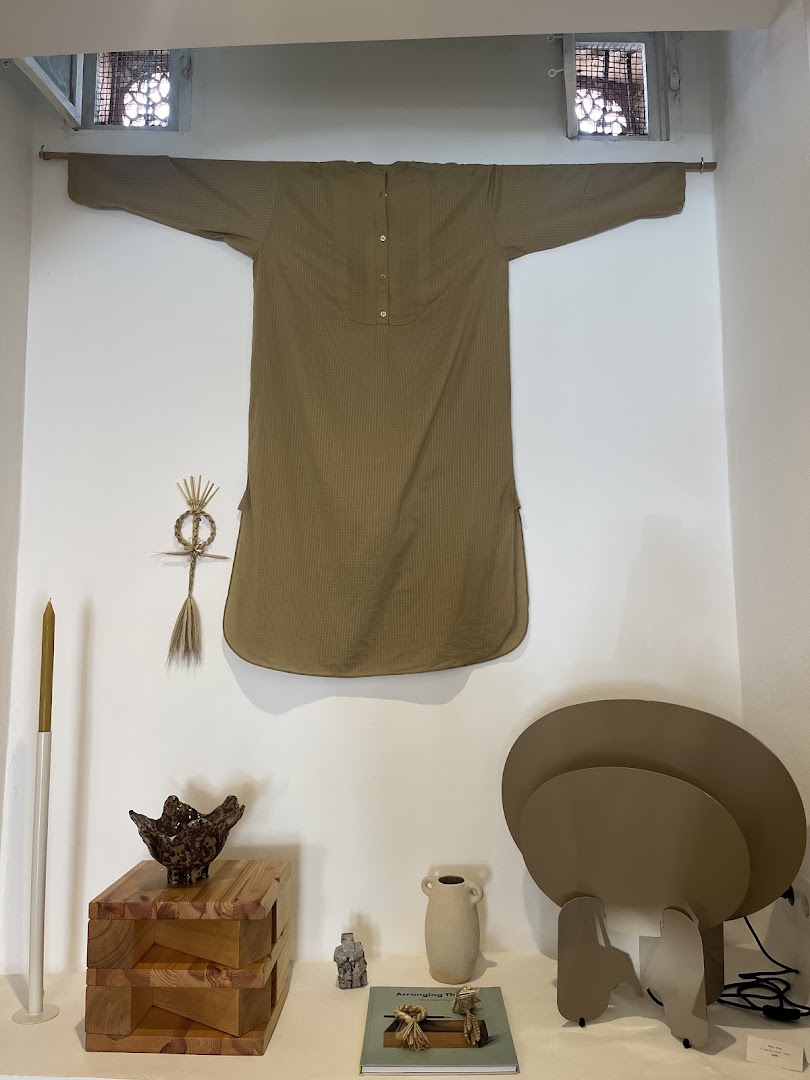 Tabouret: clear display of gallery exhibition