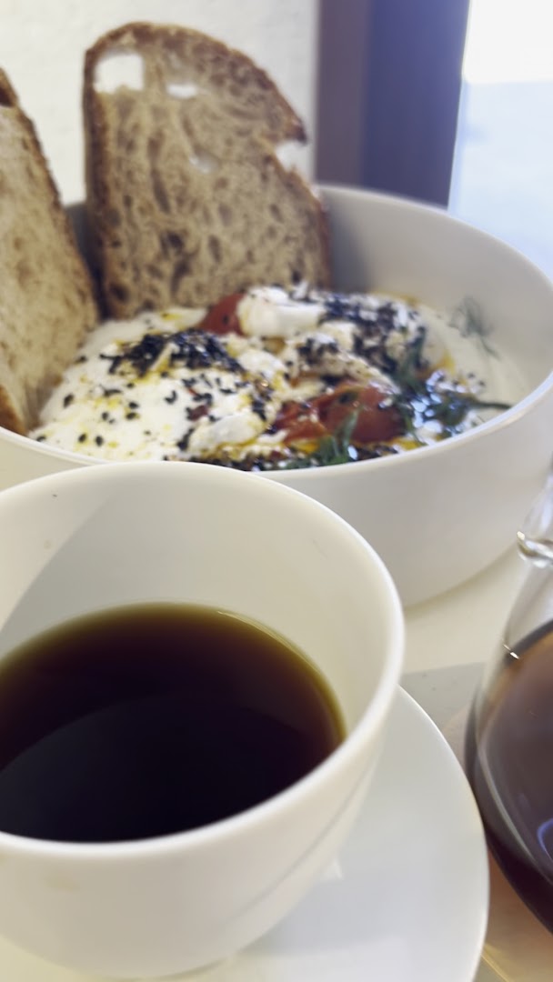 MAGÍ: appetizing breakfast food and coffee