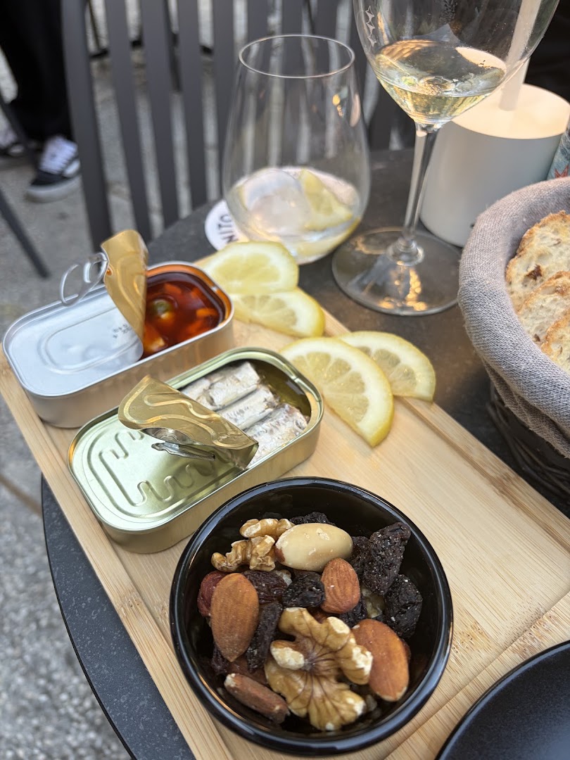 Vinito Vermutería: appetizing photo of bar snacks