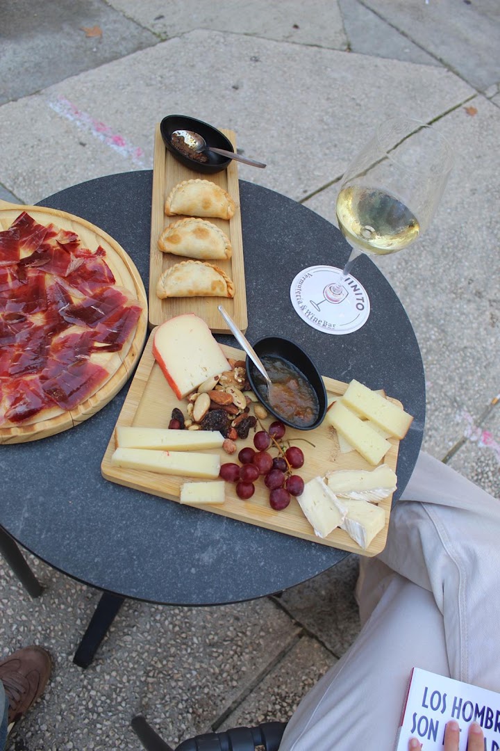 Vinito Vermutería: appetizing food and drink presentation
