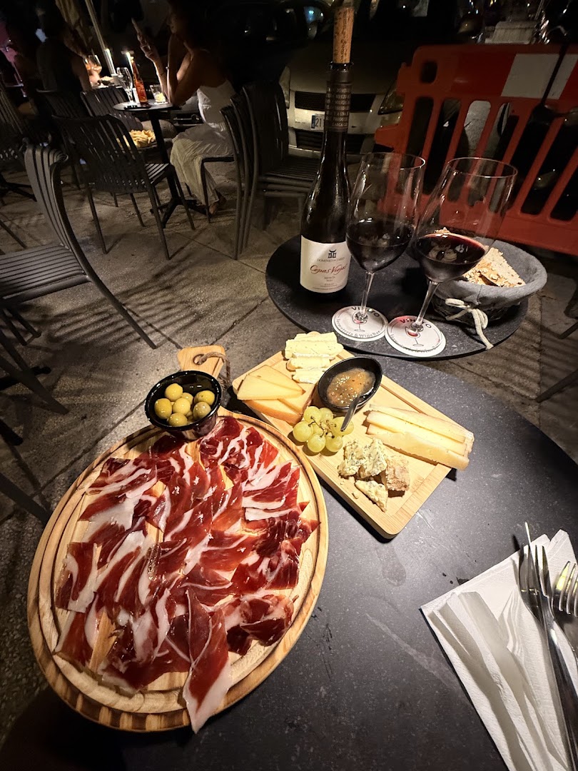 Vinito Vermutería: appetizing food and drink presentation