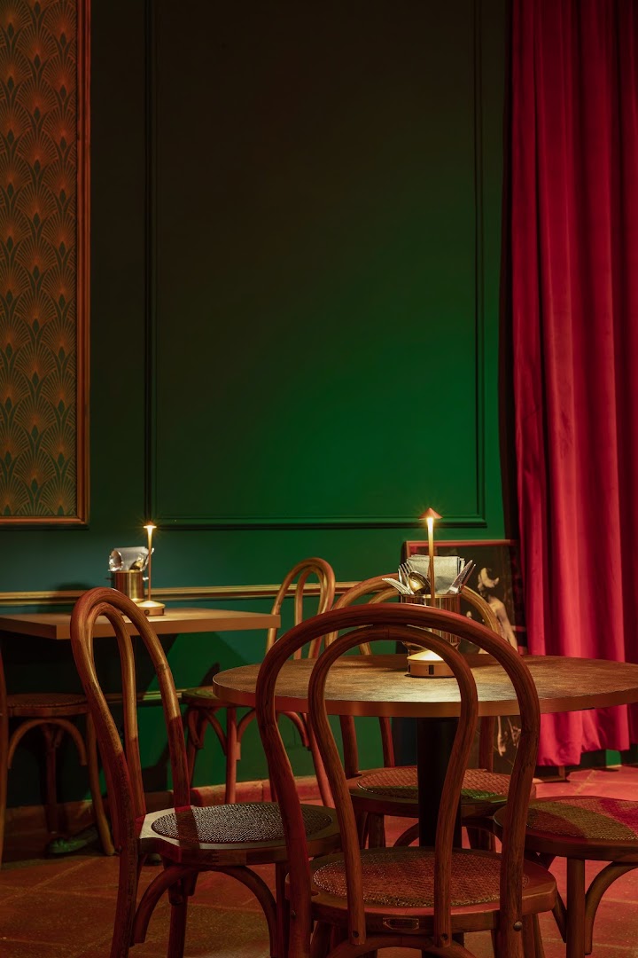 021 Back Room: professional atmosphere and interior shot