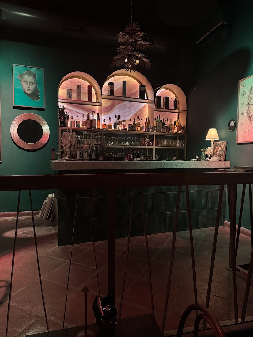 021 Back Room: atmospheric and clear interior shot