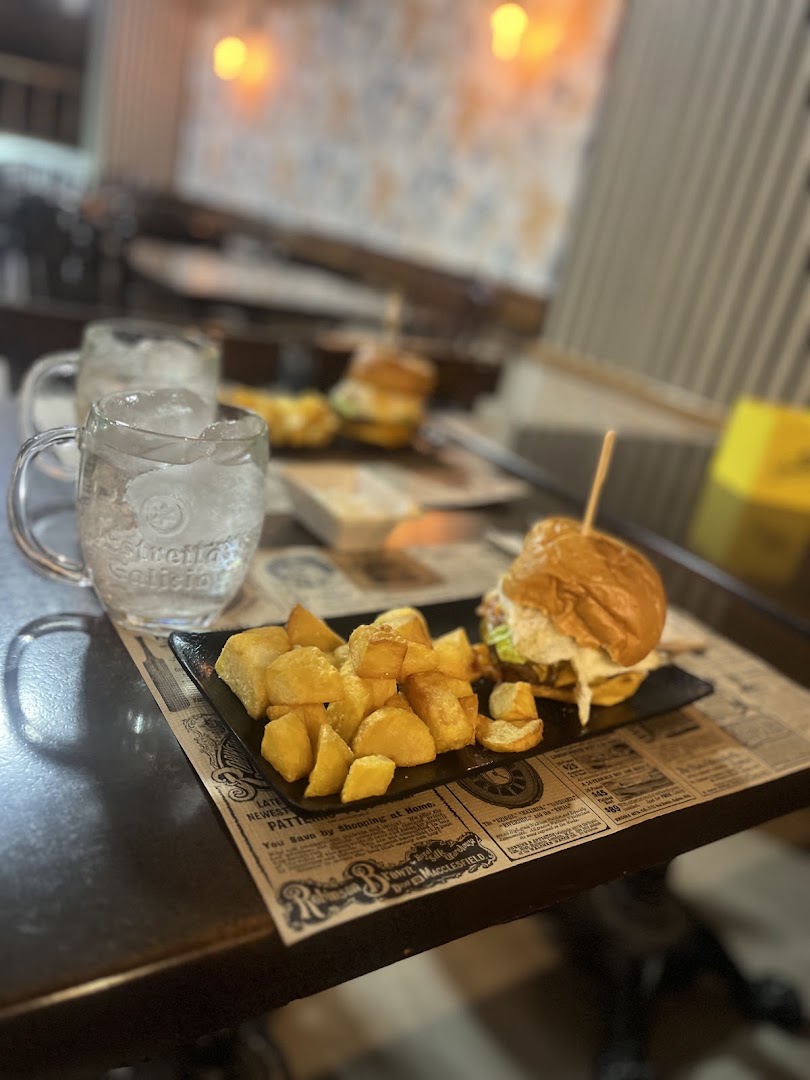 La Pinta y la Loca: appetizing food and drink presentation